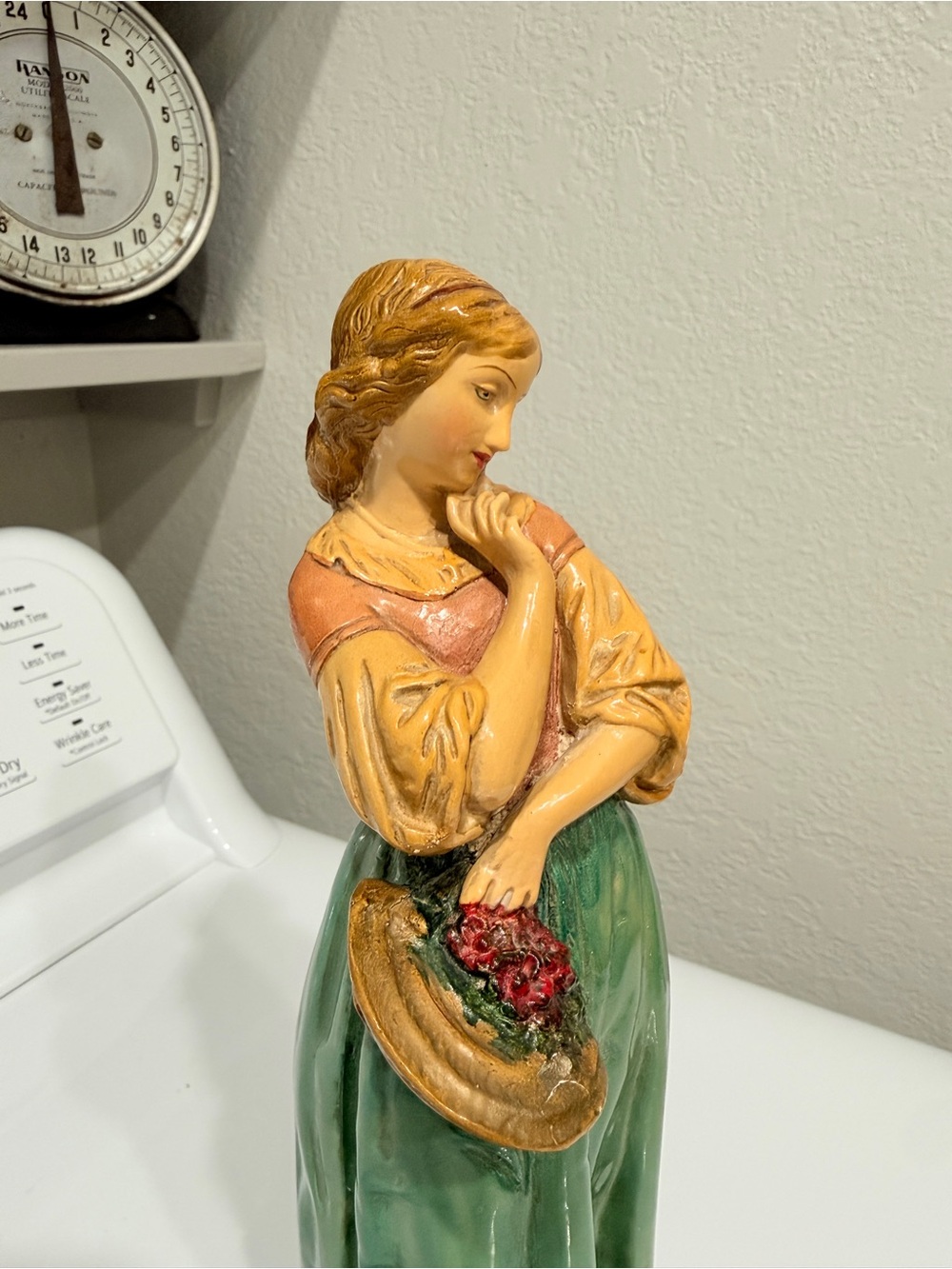 Vintage Italian Borghese Woman with Basket - Picture 14 of 16